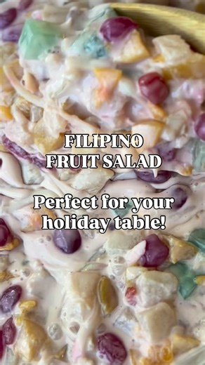 ✨ NEW at Rose’s Kitchen: Filipino Fruit Salad! ✨ 𝑱𝒖𝒔𝒕 𝒊𝒏 𝒕𝒊𝒎𝒆 𝒇𝒐𝒓 𝒕𝒉𝒆 𝒉𝒐𝒍𝒊𝒅𝒂𝒚𝒔! 𝑴𝒆𝒆𝒕 𝒕𝒉𝒆 𝒔𝒘𝒆𝒆𝒕 𝒄𝒓𝒆𝒂𝒎𝒚 𝒅𝒊𝒔𝒉 𝒚𝒐𝒖𝒓 𝒕𝒂𝒃𝒍𝒆 𝒅𝒊𝒅𝒏’𝒕 𝒌𝒏𝒐𝒘 𝒊𝒕 𝒏𝒆𝒆𝒅𝒆𝒅. Our Filipino fruit salad is a mix of colorful tropical fruits, silky condensed milk, and the stars of the show — nata de coco (chewy coconut jelly) and kaong (sweet, crunchy sugar palm fruit) that give each bite that classic Filipino twist. 🎄🍒🥥 It’s cold, refreshing, nostalgic and gu