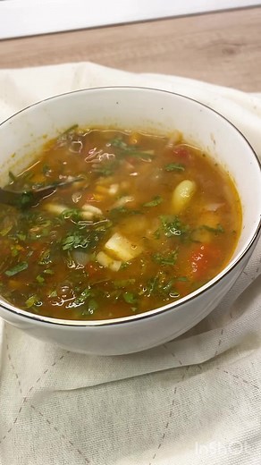 Ciorba de legume cu bors de casa. A iesit foarte buna si s-a facut foarte repede. Este o reteta sanatoasa si perfecta pentru perioada aceasta. #ciorba #bors #vegetablesoup #veganfood #recipeideas | Alimentatia Vegana