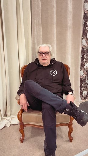 JUSSI LAMPI JÄTTÄÄ JÄÄHYVÄISET VIIMEISESSÄ ISOSSA SHOWSSAAN! Jussi Lampi kutsuu sinut mukaan viimeiseen iltaansa Seinäjoki Areenalle, jossa juhlitaan hänen eläkkeelle jäämistään! Mukana Areenan täydeltä naurua -illassa Minttu sekä Ville, Improaalto & Jussi Lampi sekä paluun viimeistä kertaa tekevä Mitä sais olla -porukka! 🎭 Jussi Lampi on suomalaisen viihteen jätti – karismaattinen näyttelijä, muusikko ja huumorimies! Hänet tunnetaan muun muassa Veikko Hopeana ja Iso Röllinä, sekä sarjoista Ruu