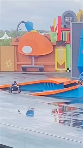 BAGÉ MIL GRAU 🔥 on Instagram: "Tr4gédia no Beto Carrero World O piloto que sofreu um gr4ve 4cidente durante o espetáculo Hot Wheels Epic Show, neste domingo (23), não res!stiu aos ferimentos e teve sua m0rte confirmada pela família. Lurrique Ferrari, conhecido carinhosamente como Boll, chegou a passar por cirurgia após colidir vi0lent4mente com a rampa durante a apresentação. Mesmo com toda a dedicação da equipe médica, seu estado era cr!tic0, e ele veio a óbit0 no hospital Marieta, em Itajaí."