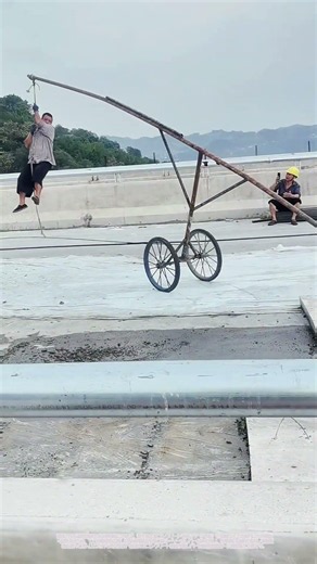 てこの原理で軽々運搬！手動シーソー式レバー台車によるコンクリート板移動工程 #worker #process #construction #civilengineering #rigging
