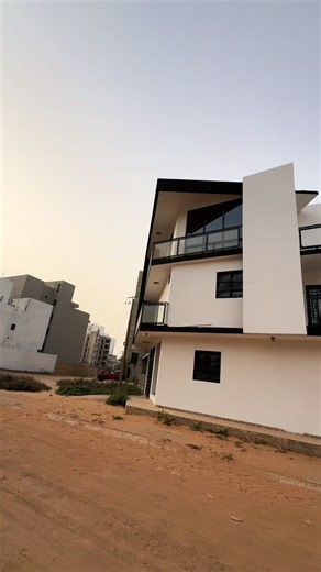 Villa R 2 à Ngor Almadies, côté Socabeg. Livrée en août 2021. 5 chambres avec salle de bain. Jardin. Surpresseur. Garage pour 3 voitures. 2 réservoirs d’eau. Prix de location : 1 300 000 FCFA. Récapitulatif de nos gérances : Immeubles : 7 ✅ Villas : 12 ✅ Appartements : 18 ✅ Appartements meublés : 08 ✅ Affaires en justice avec locataires : 2 en cours. Vidéo complète disponible sur notre page Facebook : Agence Taïf Immobilier. 🇺🇸 English R 2 villa in Ngor Almadies, Socabeg area. 5 bedrooms with 