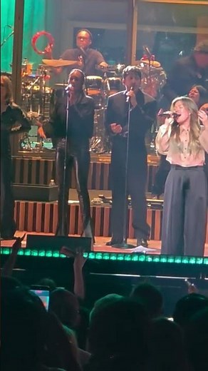 Kelly Clarkson – Behind These Hazel Eyes Crowd Sings Every Word 🔥 #Shorts