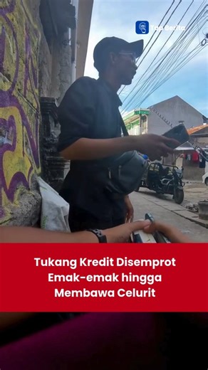 @tapberita on Instagram: "Terkadang memang bikin geleng kepala. Hanya karena urusan kredit daster, situasinya bisa sampai sejauh itu. Kejadian ini juga berawal dari salah paham. Sales menyebut kata “teteh”, yang dalam bahasa Sunda merupakan panggilan untuk perempuan yang lebih dewasa. Namun disalahartikan sebagai kata lain, hingga emosi pun naik. Saat kejadian, posisi saya sedang duduk di atas motor, jadi kamera tidak merekam dari awal karena memang tidak terpikir akan terjadi hal seperti ini. P