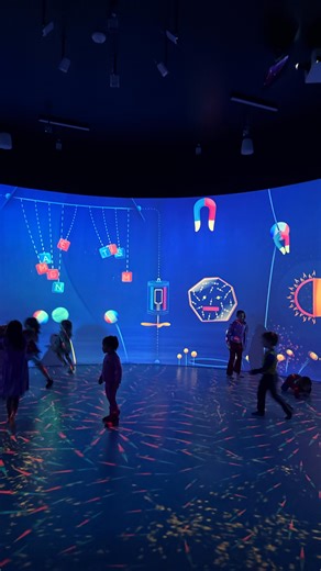 One of the benefits of being a @discoverylab member is getting to attend monthly member’s-only nights - and December’s is always Cookies & Science with Santa! 🎅 We had so much fun watching chemical reactions, exploring the exhibits, enjoying delicious sugar cookies, saying hi to Santa and his elf, doing a little science-themed Christmas shopping and…very exciting…getting a sneak peak of the upcoming Imaginarium experience, “Forces”! Watch to the end if you want a quick preview, too! It will ope