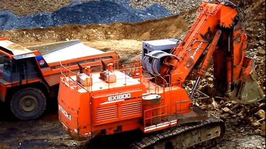 一辆1995年日立EX1800-2前铲车装载着一批Euclid-Hitachi EH1700矿卡