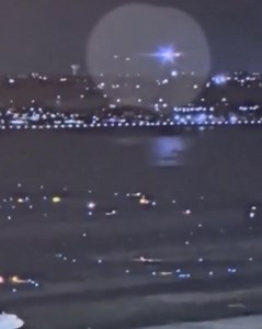 🚨ÚLTIMA HORA | Circula en Internet un nuevo video que muestra el momento exacto de la colisión en el aire entre un helicóptero militar estadounidense y un avión de American Airlines sobre Washington, D.C. 🇺🇸 | Alerta Aeropuerto