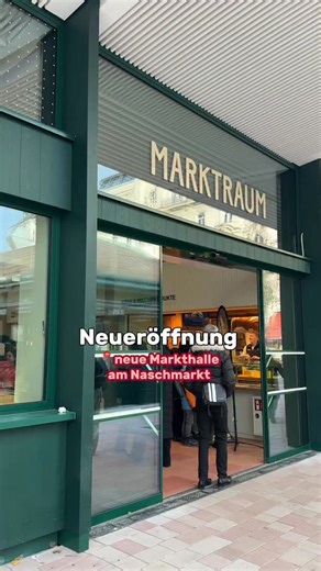 Pam & Becci | Vienna | Food | Activities & more on Instagram: "Neu am Naschmarkt: der Marktraum – seit 21.11.2025 geöffnet und als neuer Eingang zum Markt gedacht. 📍 Standort: 6. Bezirk, Naschmarkt – an der Wienzeile östlich der Kettenbrücke, Block B20. 🚇 Anreise: U4 Kettenbrückengasse oder Karlsplatz (U1/U2/U4). 🕒 Max. Öffnungszeiten: • Verkaufsstände: Mo–Fr 6–21 Uhr, Sa 6–18 Uhr • Gastronomie: Mo–Sa 6–23 Uhr, So/Feiertag 9–21 Uhr • Alle Stände/Lokale geöffnet: Di–Fr 10–18 Uhr Hier warten 13