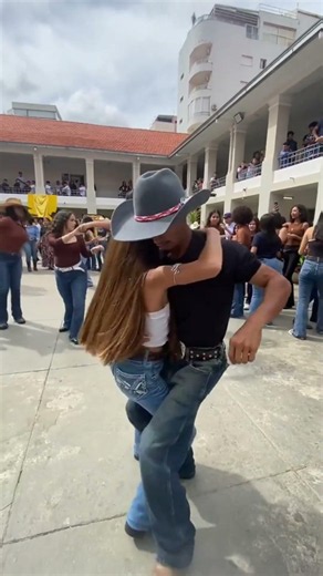 Eita turma animada! Crédito: @jennyferfernanda02 #dança #forró #dançando #remix