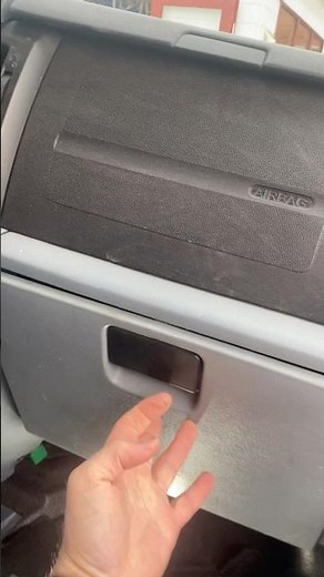 Ford Transit MK 7: How to remove the passenger glove compartment?