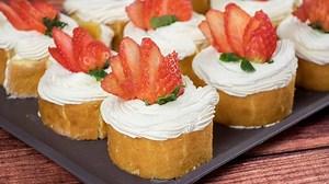 Mini Sponge Cake Rolls: the easy, bite-sized recipe for strawberry sponge cake rolls