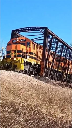 3423 Leads RCPE Belle Turn through a metal truss bridge! #train #railroad #rcpe #emdtrain