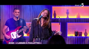 🎤 La chanteuse Rose signe son grand retour avec son nouveau titre « Larmes à paillettes ». ✨ C’est l’heure du live sur la scène de #CàVous 🎶 | C à vous