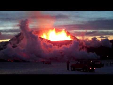 【火山大爆発!!】噴火し続ける溶岩!!＆捲り上げる噴煙!! Volcano Eruption