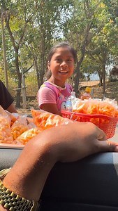 1.7M views · 67K reactions | Le compramos todos los chicharrones a estas niñas para que se fuera a festejar el día del niño con flor de campo y vagabundo | Jorge Maldonado Campos | Facebook