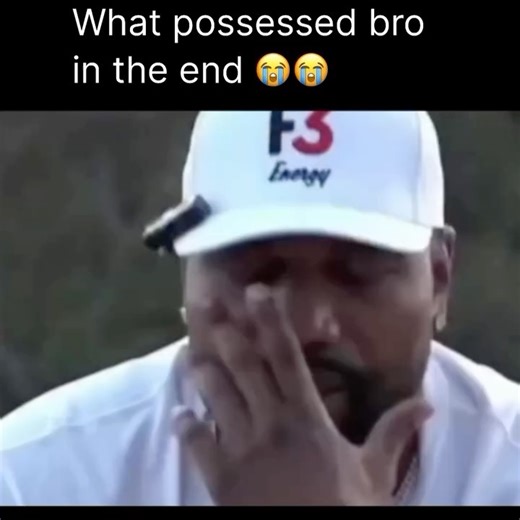 Flinty on Instagram: "1997년 개봉한 영화 Titanic은 잭과 로즈의 운명적인 사랑을 통해 비극 속에서도 오래 남는 감정의 깊이를 보여주는 작품입니다. 화려한 연출보다 인물의 감정에 더 집중한 제임스 카메론 감독의 스타일은 지금 다시 봐도 묘하게 가슴을 울리죠. 배가 침몰하는 장면이 아닌, 두 사람이 서로를 바라보던 순간들이 더 강하게 기억에 남는 영화이기도 합니다. 이 감정을 완성해주는 곡이 바로 셀린 디온의 *“My Heart Will Go On”*입니다. 처음 들으면 잔잔한데, 어느 순간 자연스럽게 가슴이 벅차오르는 느낌을 줍니다. 특히 후반부의 고조되는 보컬은 영화 속 잭과 로즈의 마지막 장면과 겹쳐지면서 괜히 마음이 서늘해지기도 하고요. 많은 분들이 “이 노래가 나오면 왜 그 장면이 자동으로 떠오르는지 모르겠다”고 말하는데, 그만큼 영화와 음악이 자연스럽게 얽혀 있는 곡입니다. 1998년 아카데미 주제가상을 비롯해 여러 상을 휩쓴 건 단지 인기 때문만은