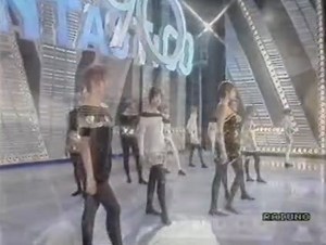 Anno 1990 Sigle Televisive Abbiamo scelto questa sigla di Fantastico del 1990/91 Conduce Pippo Baudo con Marisa Laurito, Giorgio Faletti e Jovanotti. Orchestra diretta da Pippo Caruso Costumi di Silvia Frattolillo Sigla di testa: Navigando Navigando cantata dal corpo di ballo di Fantastico 90. | Il Favoloso Mondo degli Annunci Televisivi