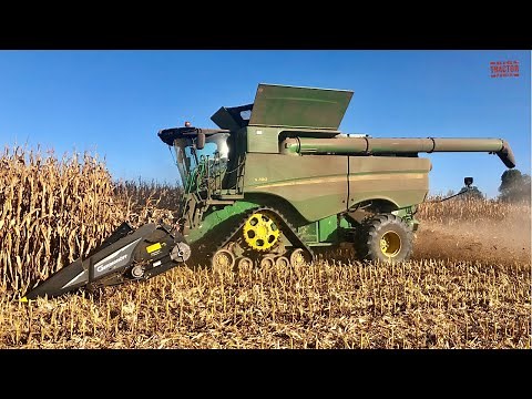 JOHN DEERE S780 Combine on Tracks Harvesting Corn