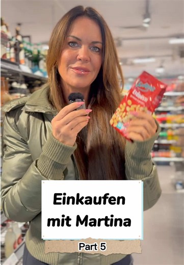 Bei manchen Snacks lohnt es sich mal auf die Nährwerttabelle auf der Rückseite zu schauen👀 Diese Packung Erdnüsse hat unglaubliche 1240 Kalorien - früher habe ich das mal eben weggegessen und habe mich dann gewundert, dass ich nicht abnehme. Diese „Kleinigkeiten“ zwischendurch wegzulassen, kann so einen großen Unterschied machen! Mehr Tipps auf meiner App: TRANSFORM by Martina Reuter