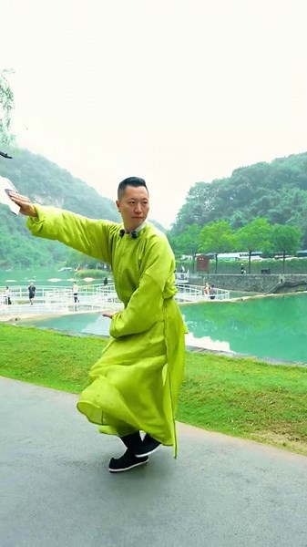 世界冠军柴云龙在云台山演绎太极拳