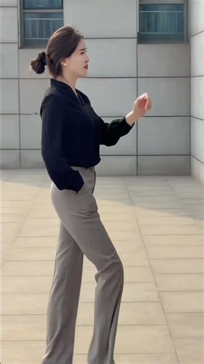 体制内一路走来，再也不是从前的样子，岁月带走了纯真，时光苍老了容颜。没有一年比一年活的自在，但确实一年比一年清醒透彻了。#女性智慧 #职场ootd #通勤搭配 #御姐 #面试穿搭 #公务员生活