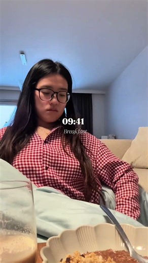 Cozy morning routine! It’s finally snowing and it makes me so happy #morningroutine #cozygirl