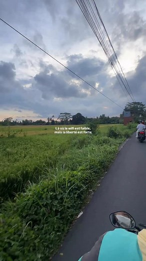 14 comments | Parfois, tu as juste besoin de couper un peu pour te reconnecter à toi Changer d’air, ralentir, regarder autour, respirer vraiment. On se rend compte que la vie est plus belle quand elle n’est pas constamment en ligne. Profite, voyage, explore… même à 2 barres de wifi 懶 | By Sanjali | Facebook