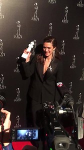 Ikionnellinen Krista Kosonen palkittiin naispääosan Jussilla elokuvasta Miami. Hän muistutti, että rakkaus ja anteeksianto on elämässä tärkeintä. | Ilta-Sanomat