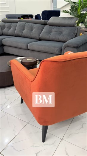 Alors, pour ce projet d’aménagement, j’ai une configuration qui va vous séduire. Je pense à notre canapé d’angle L, une référence en termes de modularité. Son grand atout, c’est ce mécanisme ingénieux au niveau du cou qui permet de rallonger l’assise. Un vrai plus pour vos soirées cinéma, pour transformer l’angle en véritable zone de sieste. Pour dynamiser l’ensemble et suivre la tendance des couleurs audacieuses de 2026, je vous propose de l’accompagner de notre fauteuil d’appoint coloris orang
