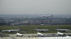 French air traffic strike grounds hundreds of flights