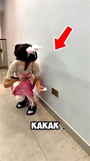 In a sibling charger cable length contest, the youngest wins hands down with a power bank! 🤣📱