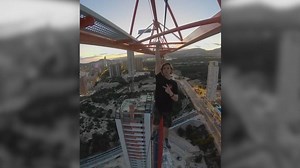 Los peligrosos selfis por España del joven británico que escala infraestructuras urbanas