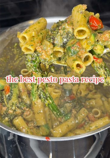 PESTO PASTA 🍝🍋✨ this is the BEST pesto pasta you’ll ever make! this recipe stretches across so many servings & perf to have with some garlic bread and salad 🤤 INGREDIENTS 🤝 PESTO - 2 cups of packed fresh basil - 1/3 cup of walnuts - 6 garlic cloves - 2 tsp of Calabrian chili paste - half a lemon, juiced - 2/3 cup of olive oil - 1/2 cup or shredded Parmesan ROASTED VEGGIES - 1 pint cherry tomatoes - 14 oz of baby brocolli - 9-10 baby zuchinni - drizzle of olive oil - salt and pepper to taste 