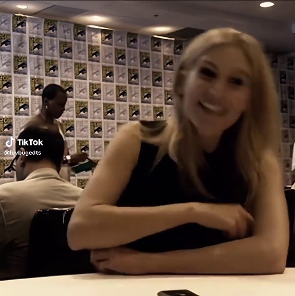 Elizabeth Mitchell: A Nostalgic Return from The Santa Clause 2