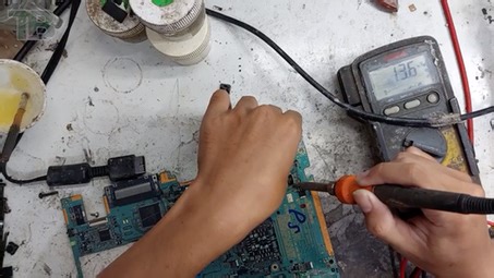 PS2 3万系厚机开机无信号维修案例--从音频输出口芯片产生奇怪的8V开始