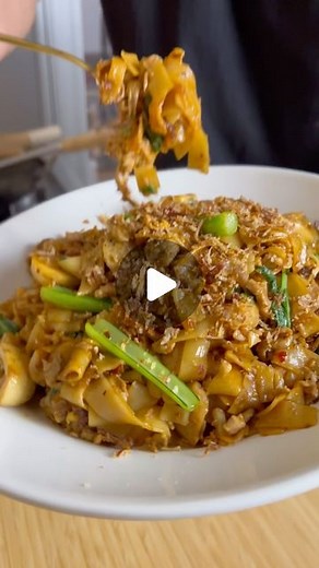 Vincent Yeow Lim on Instagram: "Sometimes in the midde of the night I cook some random stuff with whatever’s in my fridge. Should we make a series? Midnight Munchies? Haha what should we name this dish! @chinsu_hot_sauce #cooking #wok #yumyum #thai #vietnamese #noodles"