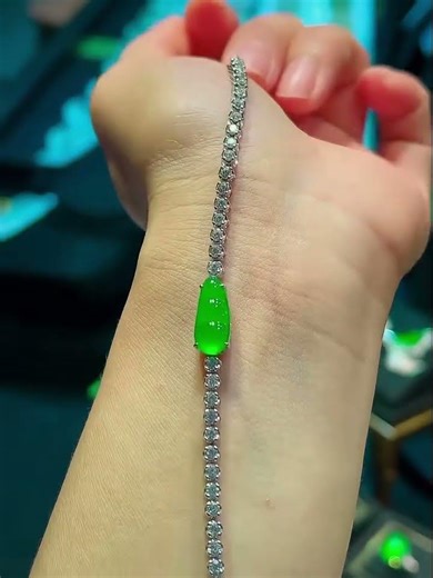 龙石种奢华镶手链色美动人 晚宴首选裸石：13.8-6.5 #玉佩 #jewelry #民间手艺人 #古玉收藏 #shorts #自然 #翡翠手鐲 #翡翠 #陶瓷藝術