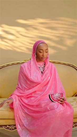 The day I said women from poor homes should strive to work for their own money, rather than being under the stupid illusion of a billionaire finding them, daughters of okra sellers and palm wine tappers bin wan comot my car tyre trying to justify their Bollywood and nollywood illusions (prince marries pauper), yet we keep seeing it over and over in real life; the rich marry their class.You’re better off getting your money up as a woman than waiting for a rich man to find you with the illusion th