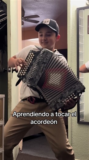 Aprendiendo a tocar el acordeón #beginner #accordion #elduenodelpalenque #music #mexican #ninos #parati #fyp