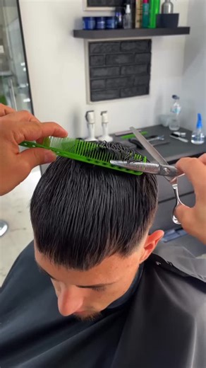 Si quieres aprender barbería como se hace en la vida real, sígueme. Lo que no te enseñan en las academias, te lo enseño yo. 💈🔥 #barberia #barberiaprofesional #desvanecido💈 #haircutmen #cursobarberiaonline #hairtutorial #desvanecido #desvanecidopasoapaso #cursobarberia #cursovirtualdebarberia | Barbería Online