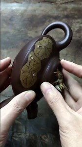 荷塘夜雨，紫砂紫泥、绿泥、段泥制作，壶身荷叶雨点用白色水晶镶嵌制作，整壶以荷塘下过雨后情景设计制作，极具意境美、工艺美、文化美。可用可玩可藏之物。