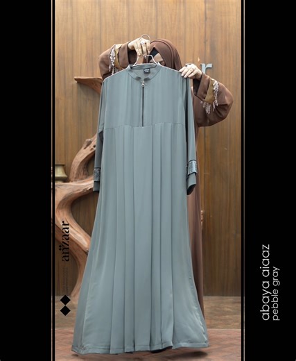 Abaya Aiaaz features delicate lace work on the cuffs, a refined box panel on the chest, and a perfectly balanced modest silhouette. Designed for those who value sobriety and premium elegance, this piece reflects timeless grace with modern sophistication. ________________ Size Chart 52/42 54/44 56/46 Size Customization Available with condition* _________________ Online order process: To place order please inbox us the following information: - Product screenshot - Address and contact number - Meas