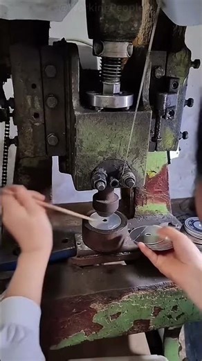 The manufacturing process of lamp bowls.