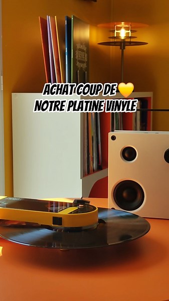 👉 Une platine rétro colorée pour notre coin musique 🎶
