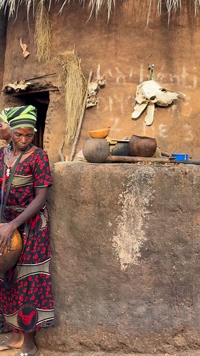 122K views · 666 reactions | The Somba women (also known as Betammaribe), who live in northern Benin and Togo, perform traditional dances deeply connected to their spiritual and community life.These dances are performed during agricultural rituals, initiations, and funeral ceremonies, and often symbolize strength, fertility, and a connection to their ancestors. #inspirationofafrica | Quim Fàbregas | Facebook
