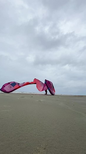 Levantando o KiteSurf, olha o tamanho 😱 #surf #surfe #surfdicas #kitesurf #kite #kitesurfing