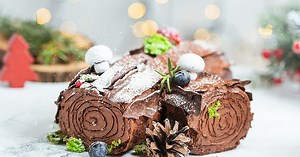 Décoration de bûche de Noël au chocolat