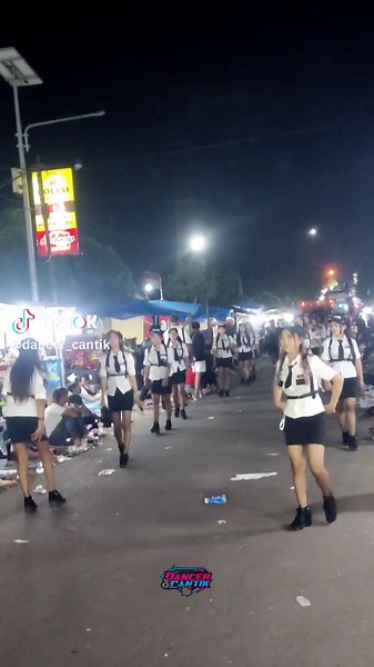 barisan polisi cantik karnaval Bahrul Ulum dor dor dorr #dancercantik #cantik #karnaval #fyp #berandatiktok