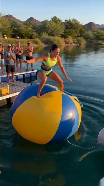 🤯 She Nearly Lost Her Balance... Then Pulled Off The Impossible! #outdoorsports #balancechallenge