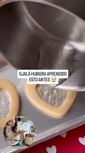 Conocías está nueva técnica para decorar?😍 Síguenos y comparte para enseñarte más técnicas de decoración en mis próximos videos ✅ #chantillycream #chantilly #emprenderdesdecasa #emprendimiento #ganachedechocolate #buttercream #decoraciondepasteles #chantillycream #estadosunidos #wilton #cakedecoration #pastry #bakerylife #pastrylove #cakeart #usa #españa #pasteleria #reposteriachile #pasteleriayreposteria #eeuu🇺🇸 #mexico #chocolate #buttercreamcakes #decoraciondepasteles #coberturasdepasteles